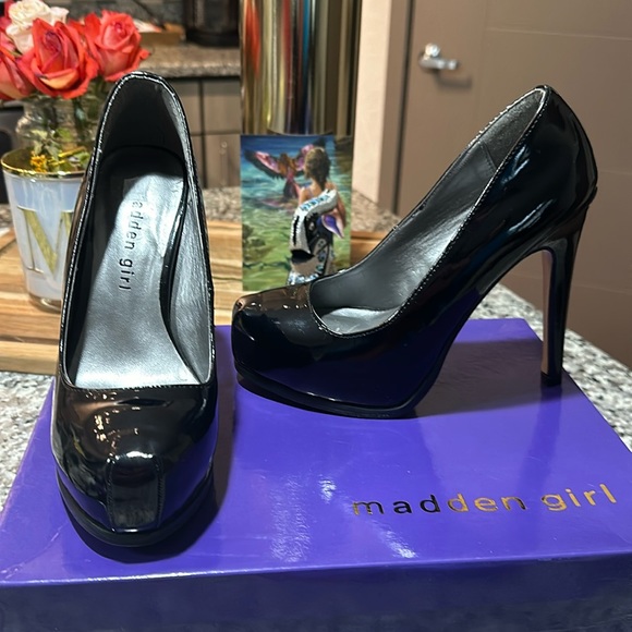 Never used, madden girl, size 5, true to size, scuffed on right heel - Picture 2 of 10